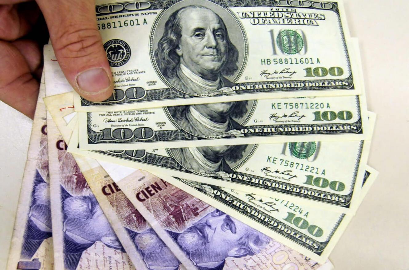 dolar y pesos