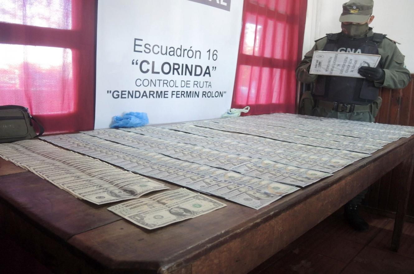 Fue hallado un total 34.161 dólares estadounidense, 21.930 pesos argentinos, dos mil pesos chilenos y 419 mil guaraníes.