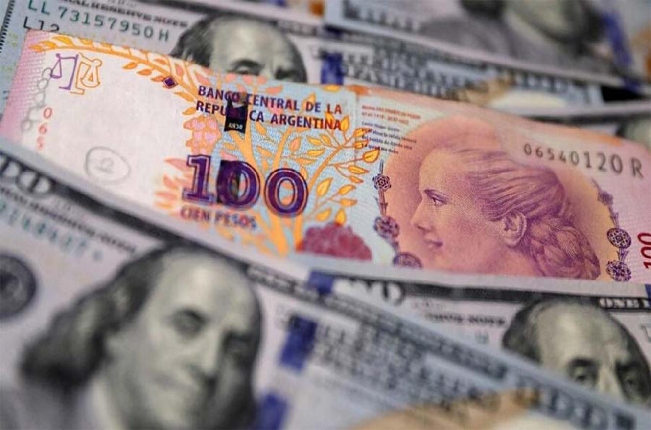 Los economistas apuntaron al objetivo oficial de hacerse de recursos comprando dólares “baratos” y vendiéndolos más caro, de cara a un período de escasez de dólares.