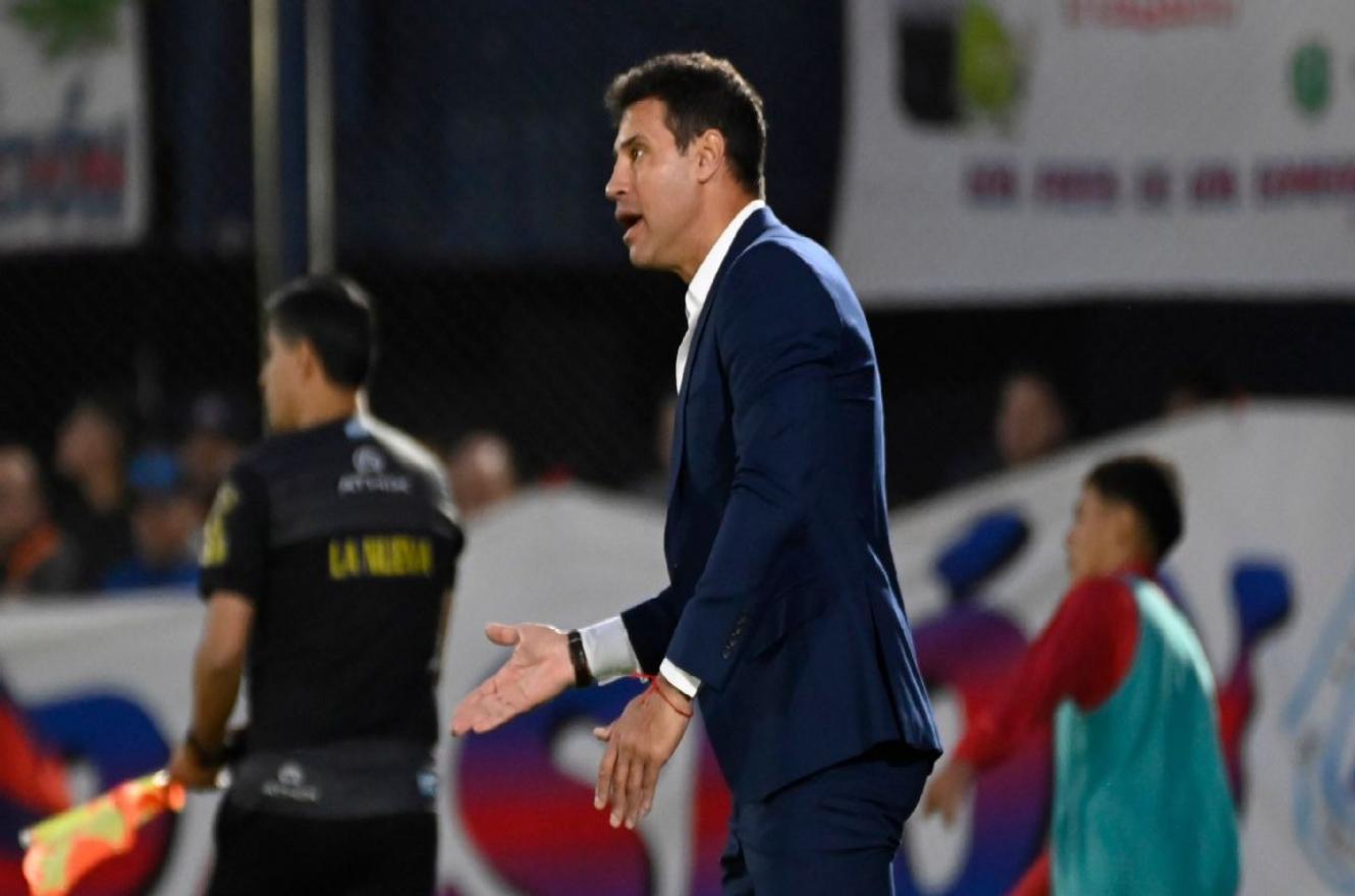 Suspendieron provisoriamente al DT de Vélez por pelearse con un árbitro 
