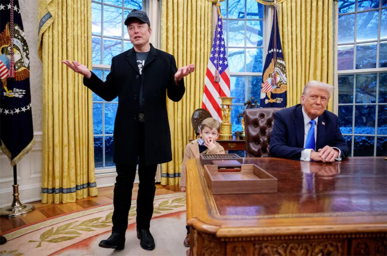 Elon Musk y Donald Trump en el Salón Oval de la Casa Blanca, el martes; entre ellos, el hijo del magnate.