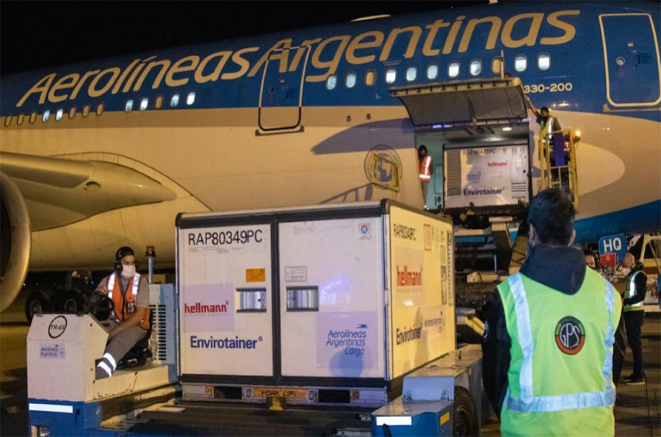 Excepto dos vuelos de KLM y otro de Qatar Airways, el resto de las dosis llegaron a bordo de aviones de Aerolíneas Argentinas.