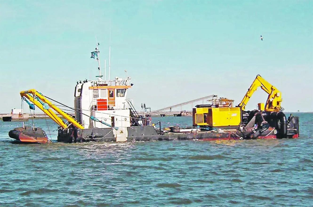 La Asociación de Abogados Ambientalistas de la Argentina denunció que la empresa belga Jan de Nul, que sigue operando en el río Paraná gracias a una nueva prórroga del contrato por el mantenimiento de la llamada Hidrovía.