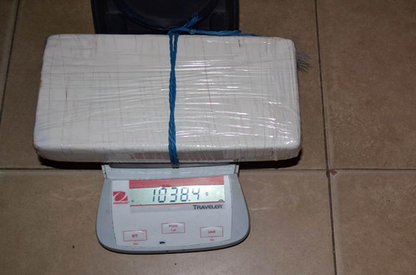 La cocaína secuestrada poseía un peso total 1 kilo 38 gramos.