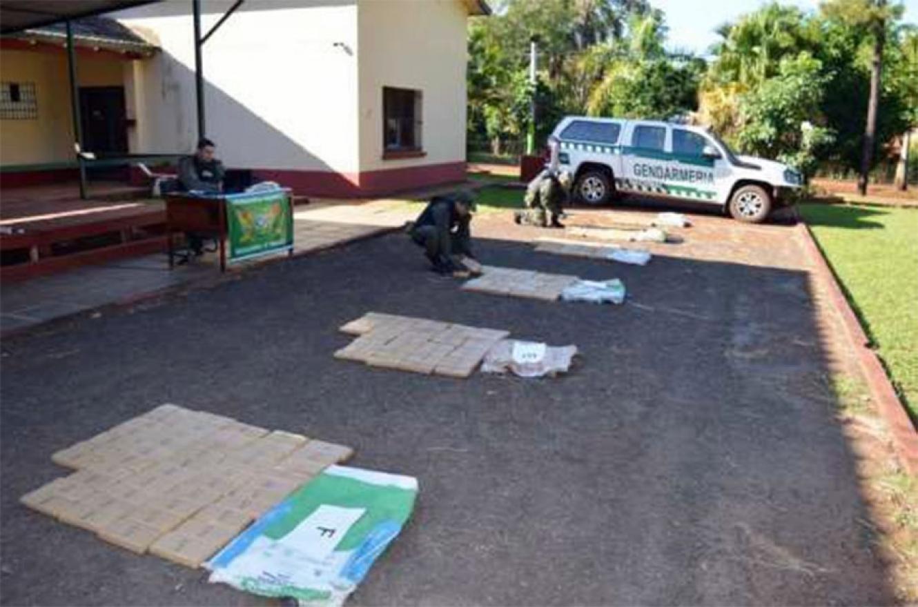 Personal del Escuadrón 13 de Gendarmería secuestró 398 paquetes rectangulares con poco más de 276 kilos de marihuana.