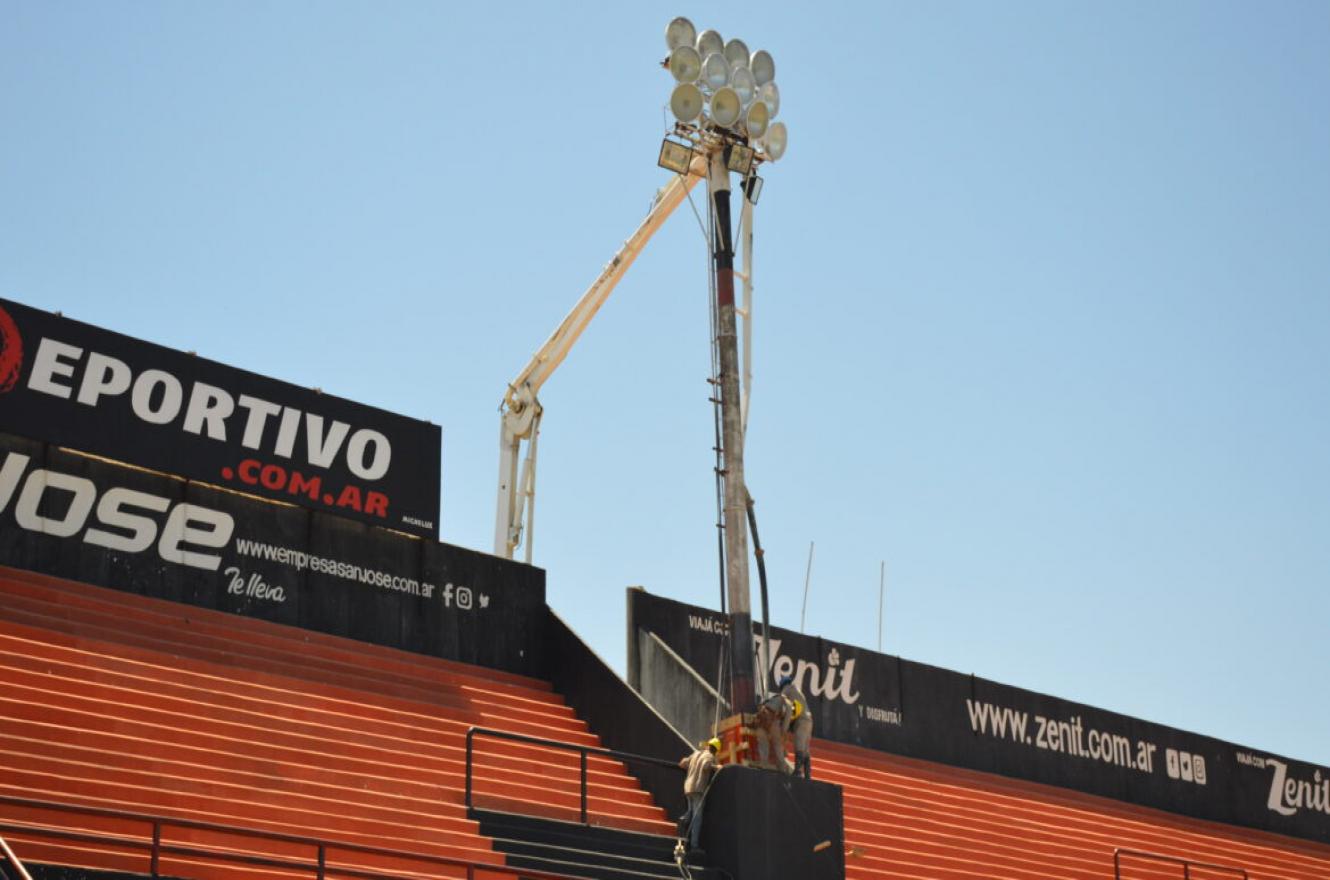 Patronato comenzó la etapa final para la renovación de la iluminación del estadio Grella