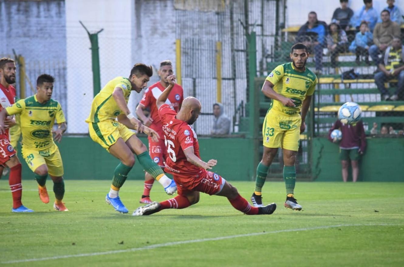 Superliga: Argentinos sumó un punto en Florencio Varela para seguir en lo más alto