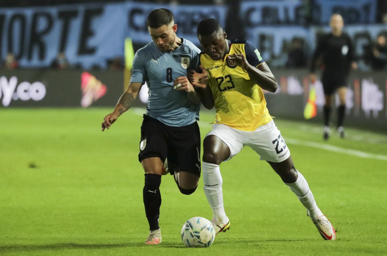 Uruguay venció a Ecuador sobre el final y lo superó en la tabla de las Eliminatorias