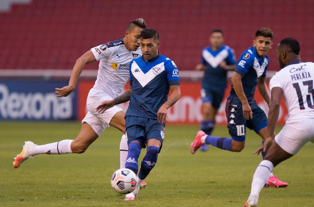 Vélez perdió en Quito ante Liga y quedó comprometido en la Copa Libertadores