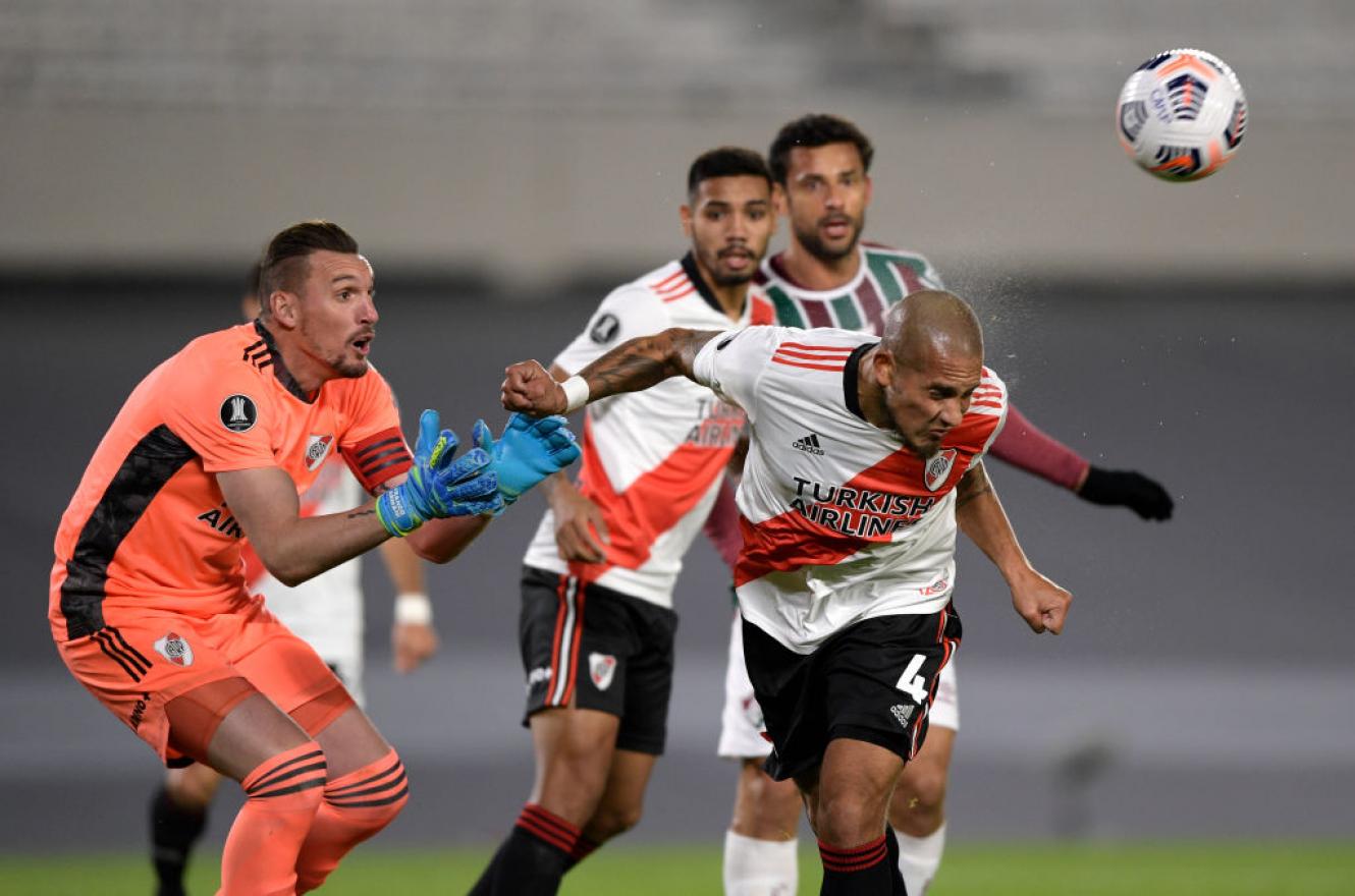 Con sufrimiento y a pesar de una derrota, River clasificó a los octavos de la Libertadores