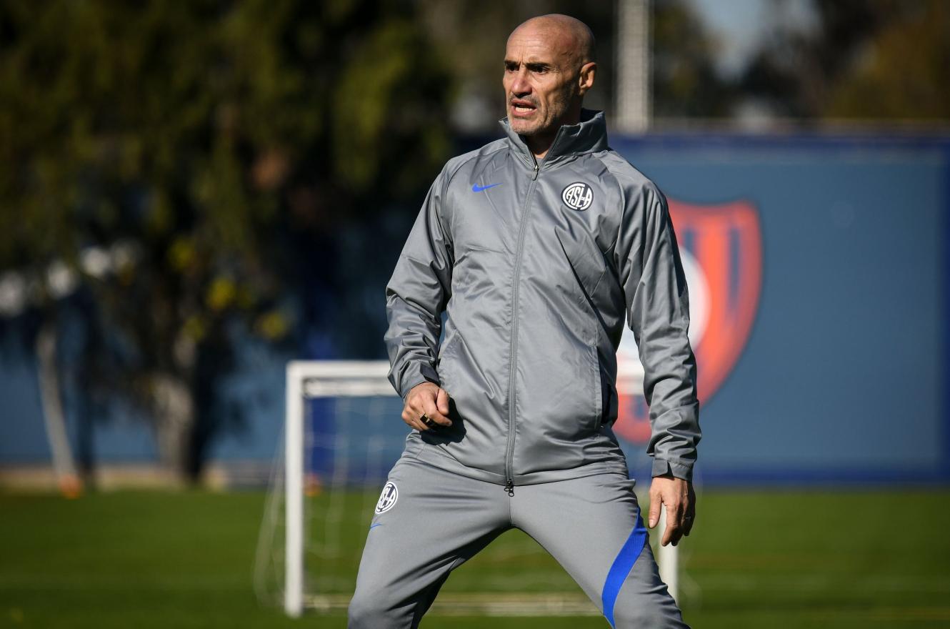 Fútbol: Pablo Montero firmó su contrato y dirigió la práctica de San Lorenzo
