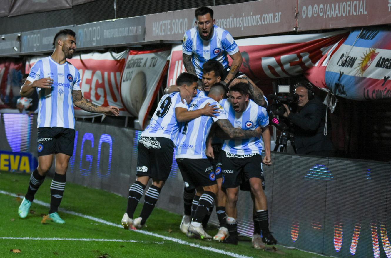 Argentinos Juniors derrotó a Newell’s y también festejó por primera vez
