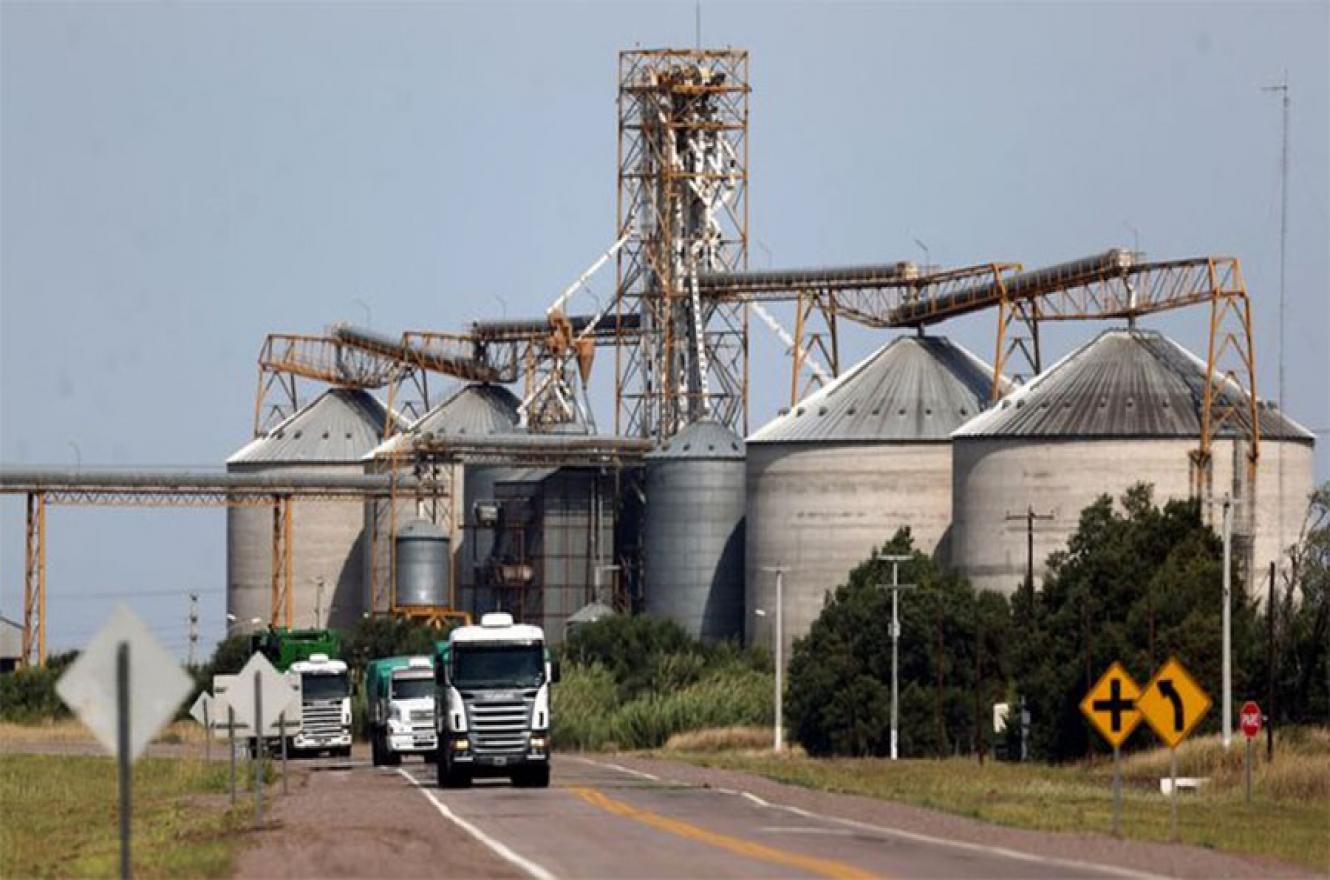 Camiones salen de un silo en Ceres, Provincia de Santa Fe. La región pampeana sería la más favorecida por una mayor movilidad y mejores precios de sus productos.