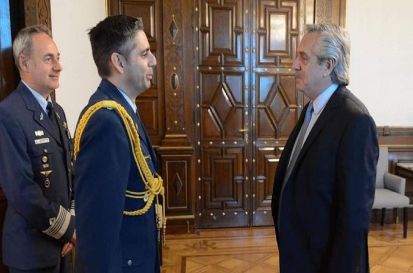 El edecán Diego Bravo Reta junto a Alberto Fernández