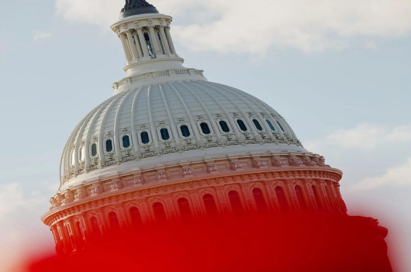 La cúpula del Capitolio, inclinada, parcialmente cubierta con un borrón rojo brillante.