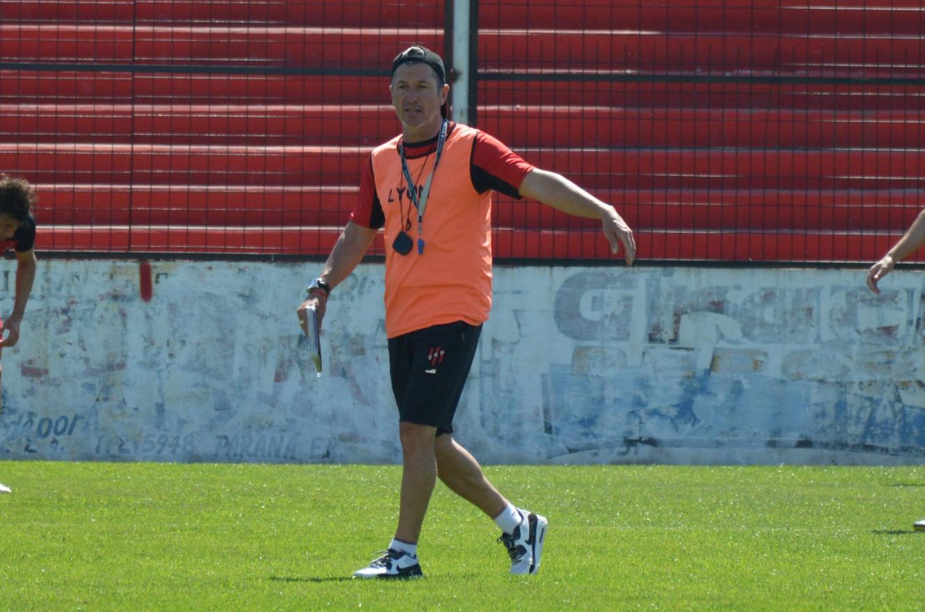 Patronato: Sciacqua ensayó con línea de cinco defensores para visitar a Atlético Tucumán