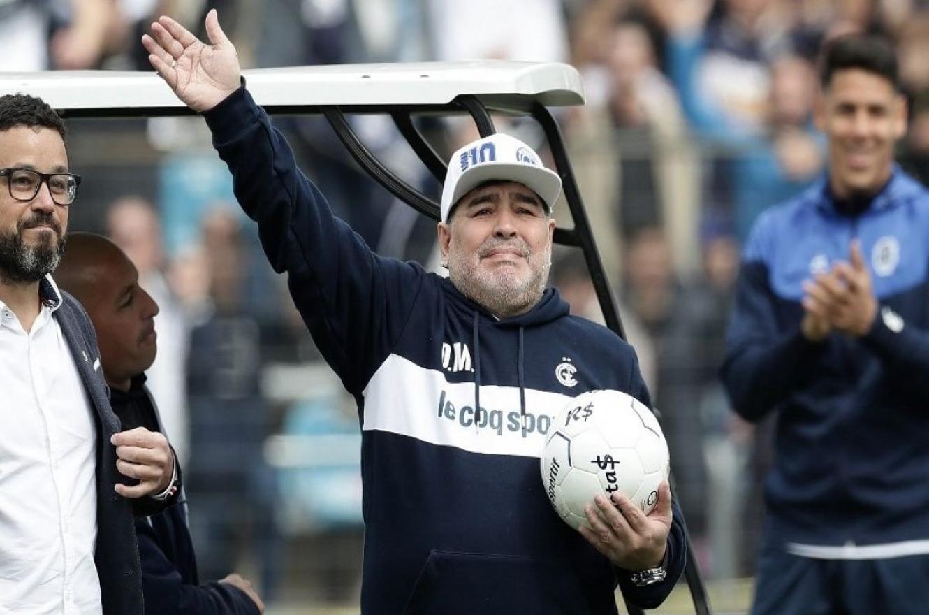 Maradona dirigió la práctica de Gimnasia, pero su futuro estaría lejos de La Plata
