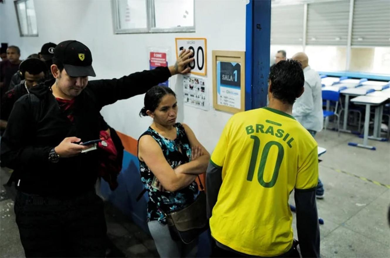 La gente hace cola para votar en un colegio electoral en Río de Janeiro, Brasil.