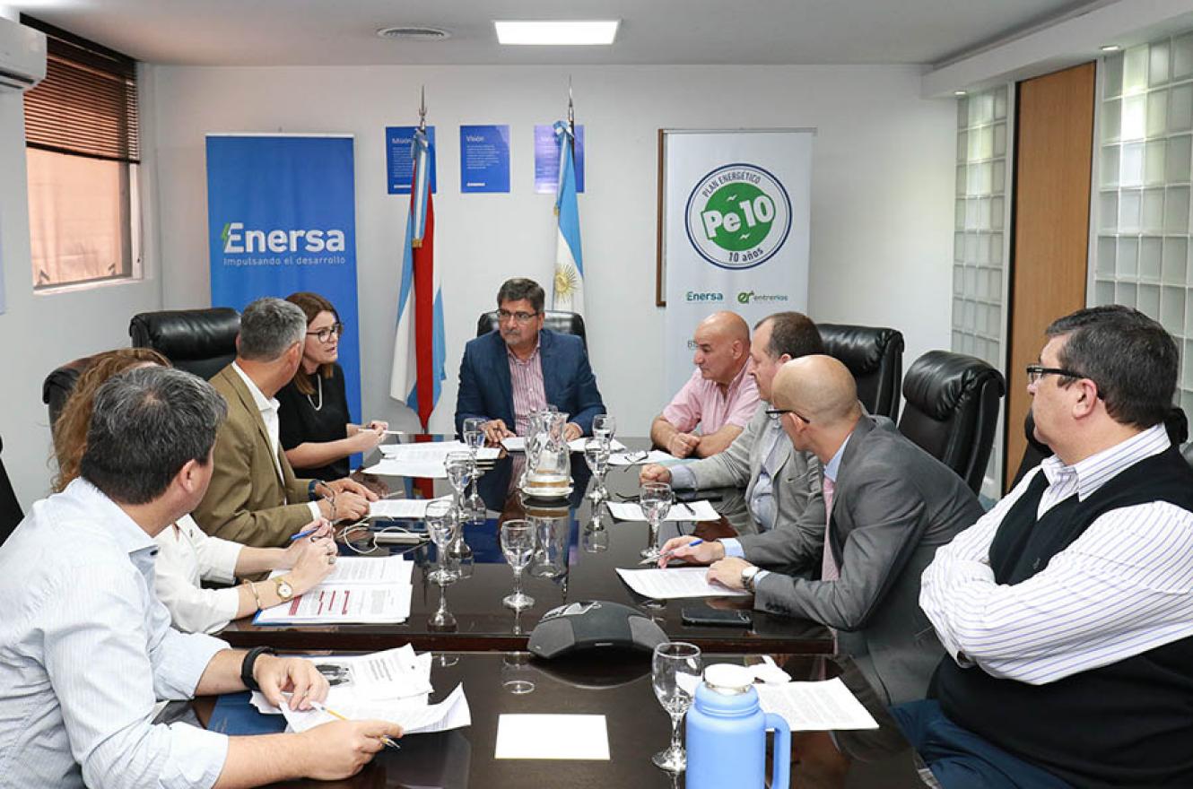 El secretario de Energía y presidente de Enersa, Jorge González; la senadora nacional Sigrid Kunath; los diputados provinciales Diego Lara, Gustavo Zavallo y Juan Navarro; el coordinador general del Ministerio de Salud, Germán Coronel; el director del EPRE, Luciano Paulín; entre otros, analizaron brindar la tarifa eléctrica gratuita y la garantía del servicio eléctrico ininterrumpido a personas electrodependientes.