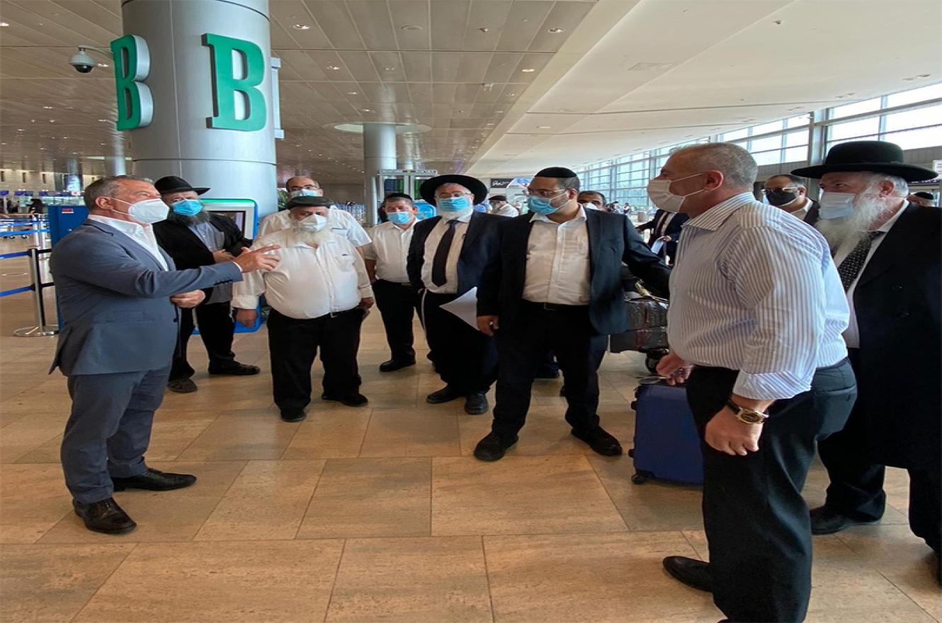 El embajador argentino en Israel, Sergio Urribarri, despidió en el aeropuerto de Tel Aviv a un grupo de rabinos que vendrá a la Argentina para certificar la faena de carne kosher.