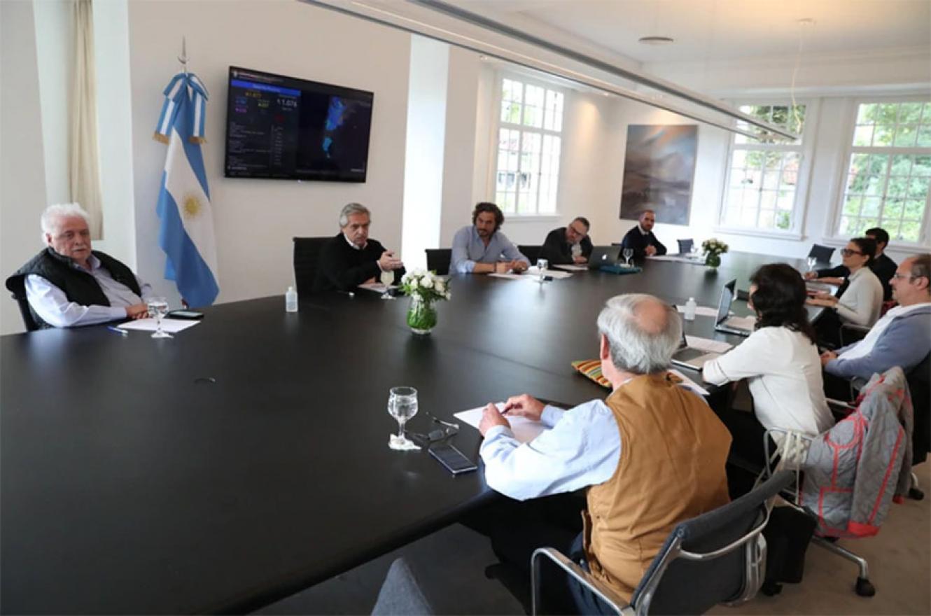 Imagen de archivo del Presidente Alberto Fernández en reunión con parte de su equipo de colaboradores.