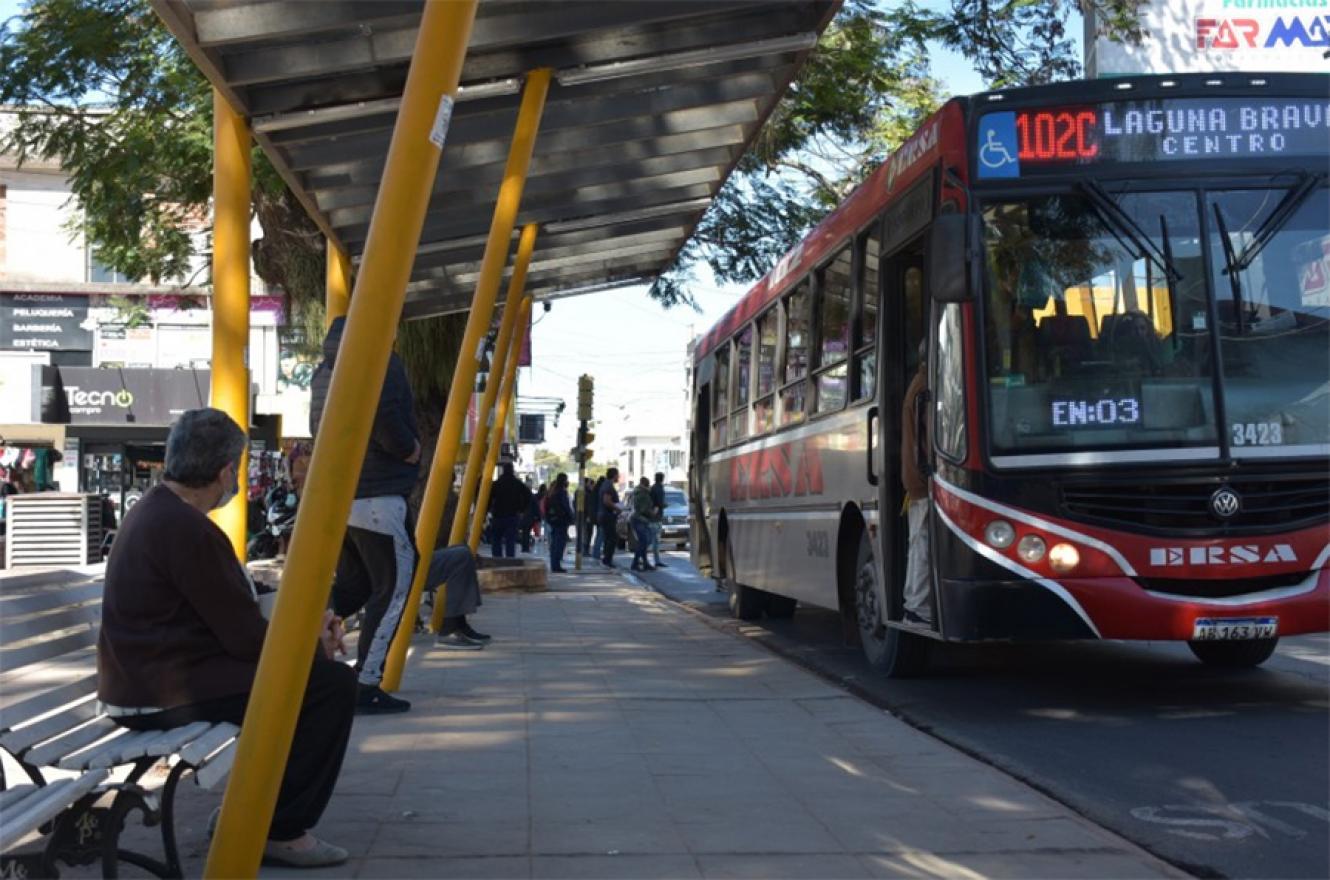 El Grupo Ersa que presta el servicio del transporte público urbano de la ciudad de Corrientes anunció el retiro de sus prestaciones y deja mil trabajadores despedidos.