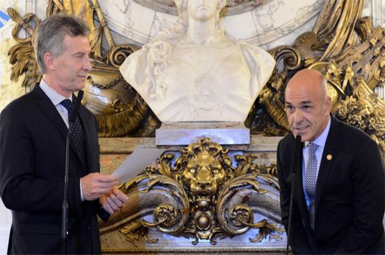 Mauricio Macri y Gustavo Arribas envueltos en un escándalo de espionaje ilegal con seguimientos, filmaciones, fotos y el listado secreto de políticos, empresarios y periodistas “pinchados”.