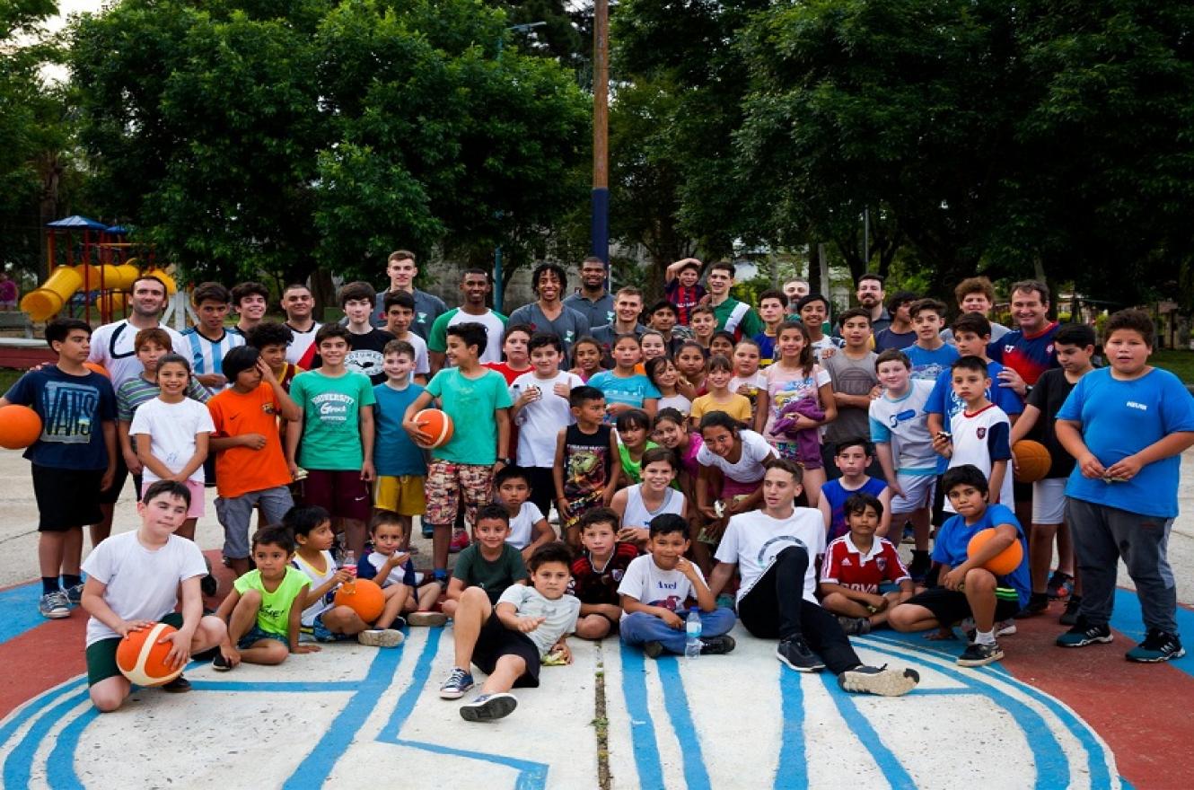 Parte del plantel de Estudiantes de Concordia visitó una Escuelita de Básquet