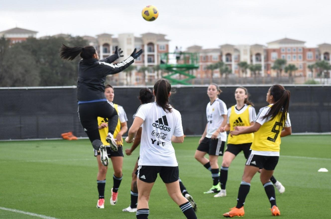 Fútbol: con presencia entrerriana, la selección argentina femenina practicó en Orlando