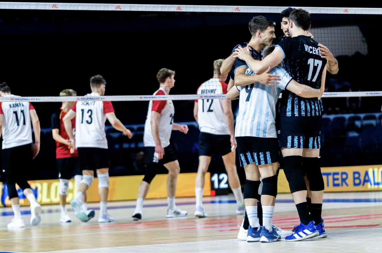 Con el aporte de Luciano Vicentín, Argentina logró un histórico pase a la final de la VNL