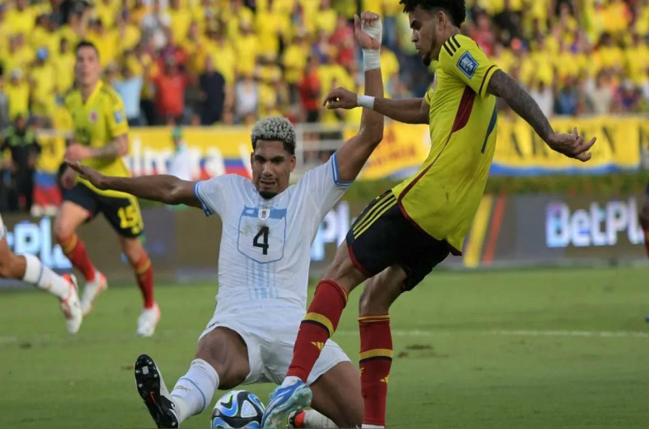 Fútbol: con un agónico gol de penal, Uruguay rescató un empate ante Colombia