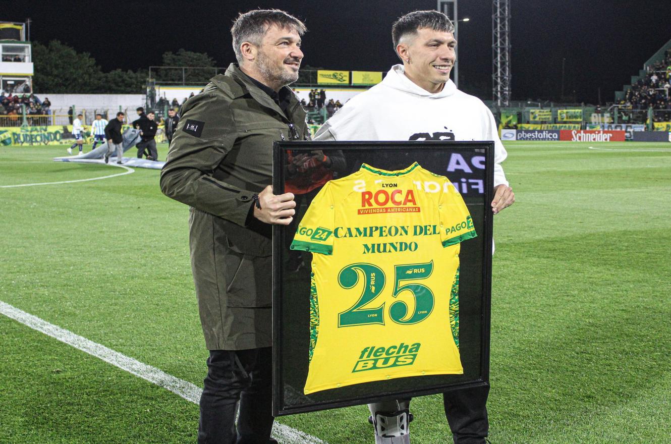 Fútbol: el entrerriano Lisandro Martínez fue homenajeado por Defensa y Justicia