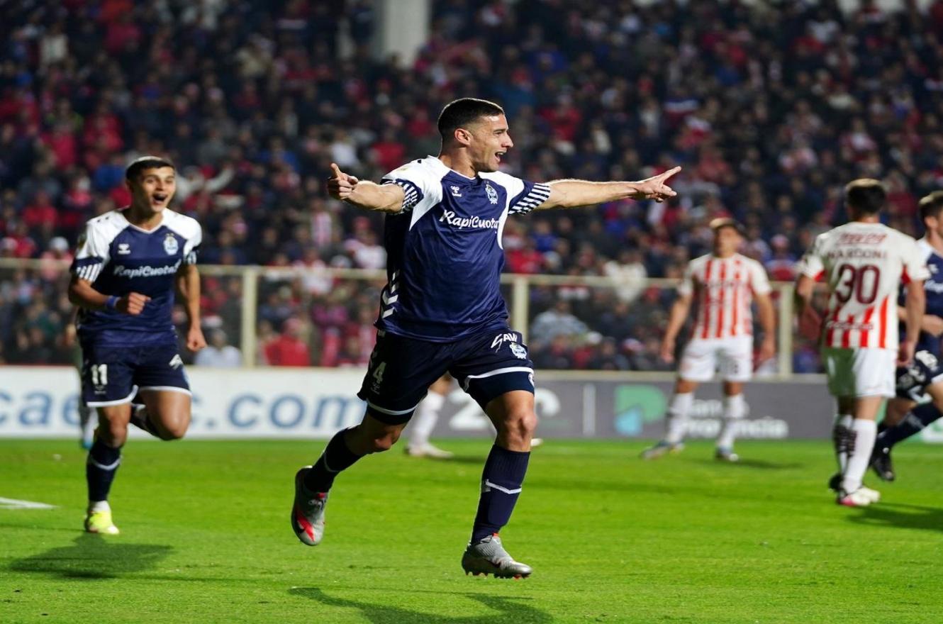 Con aporte entrerriano, Gimnasia ganó en Santa Fe y quedó a un punto de la cima