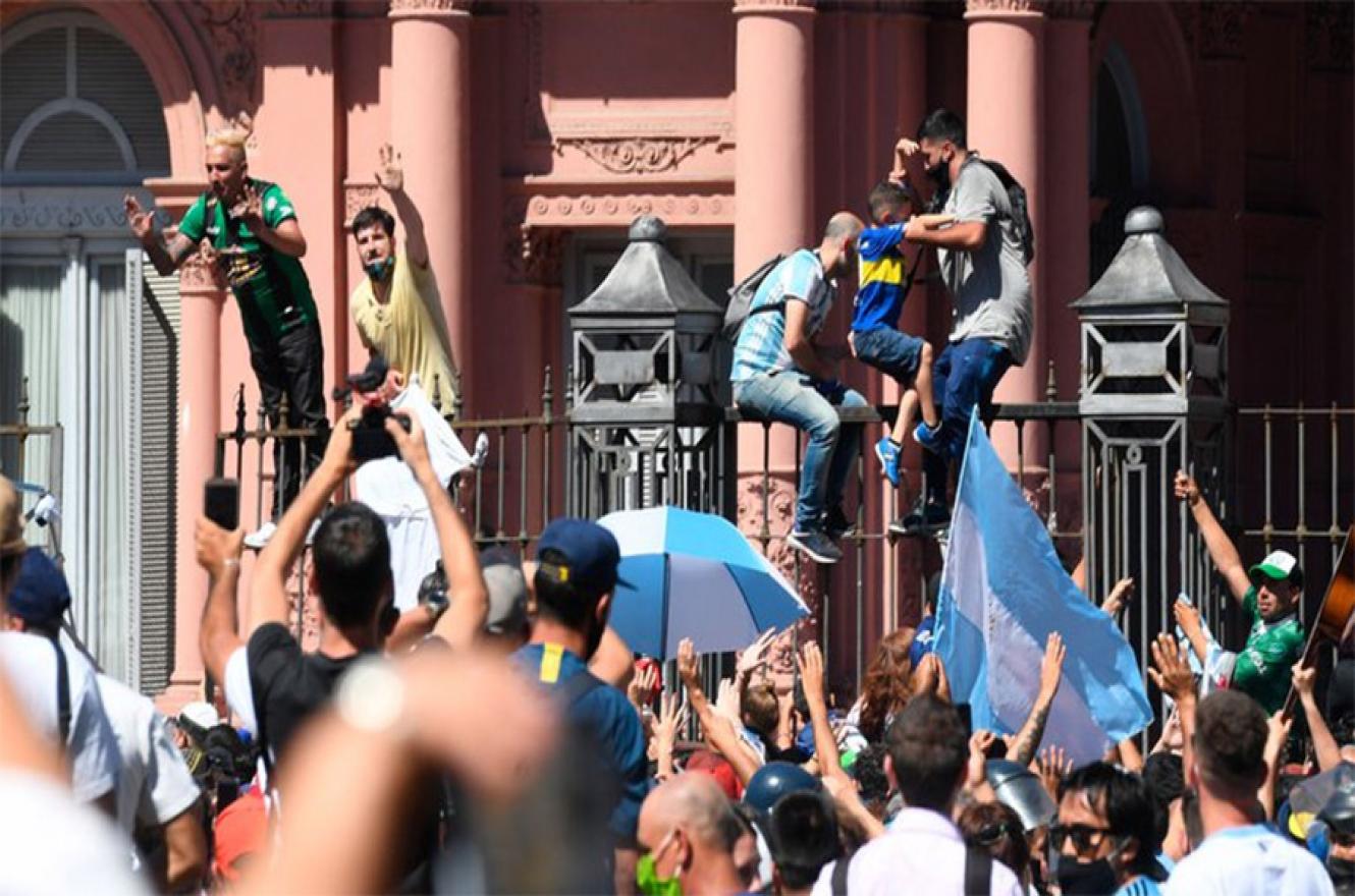 Fanáticos trepan a las vallas de la Casa Rosada.