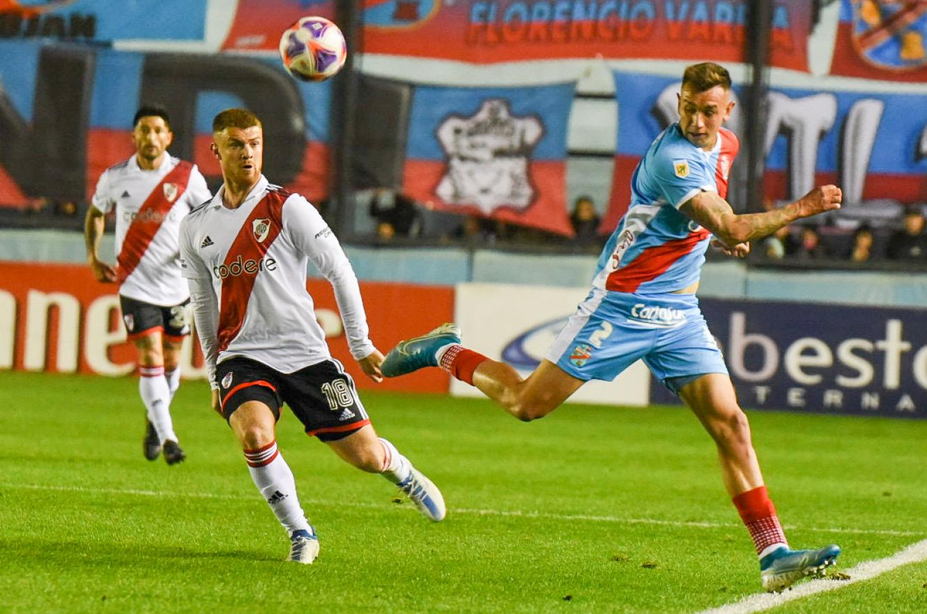 En un pobre partido, Arsenal y River empataron sin goles en Sarandí