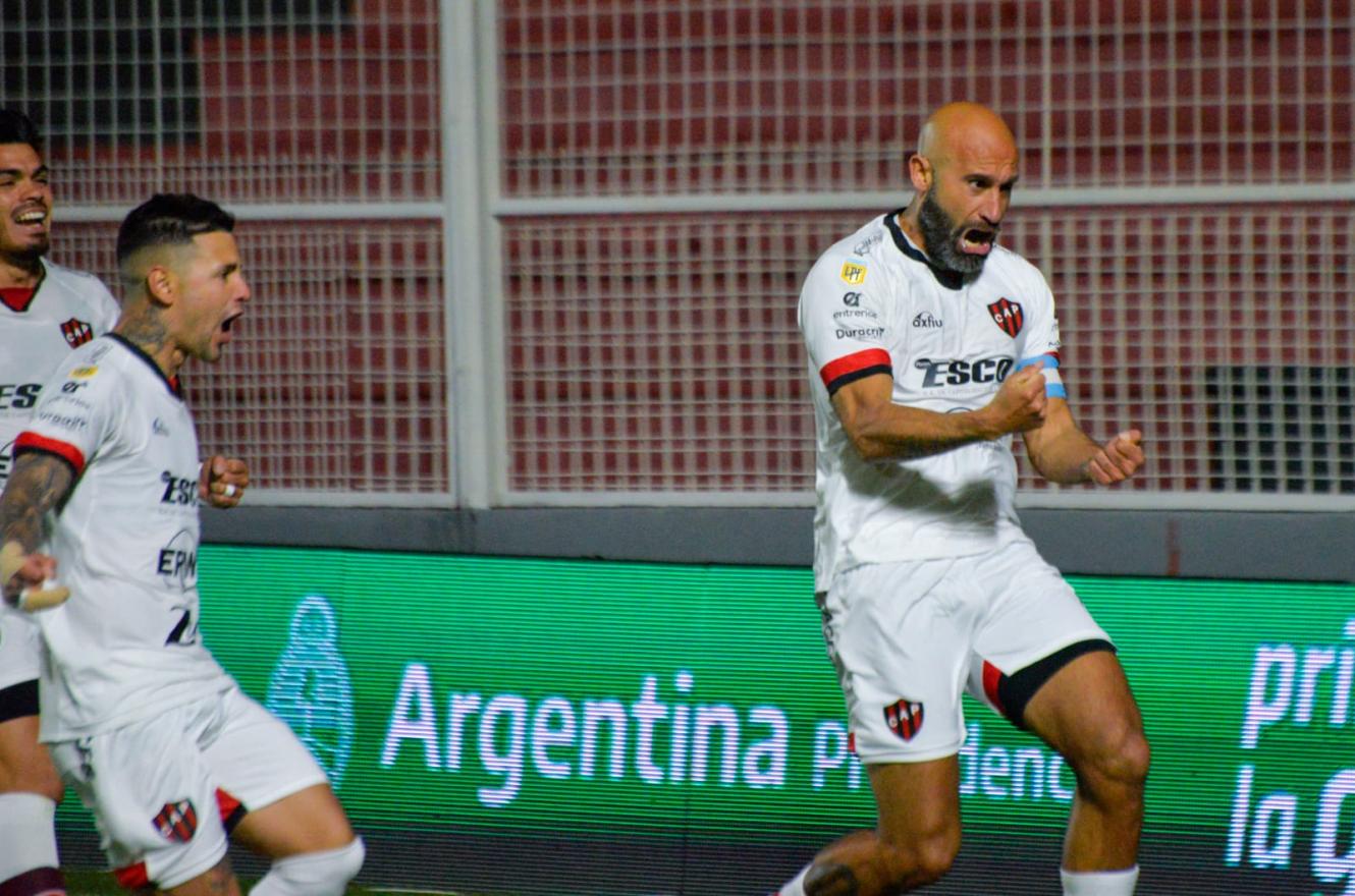 Con diez jugadores y un gol de Carlos Quintana, Patronato le ganó una "final" a Platense 