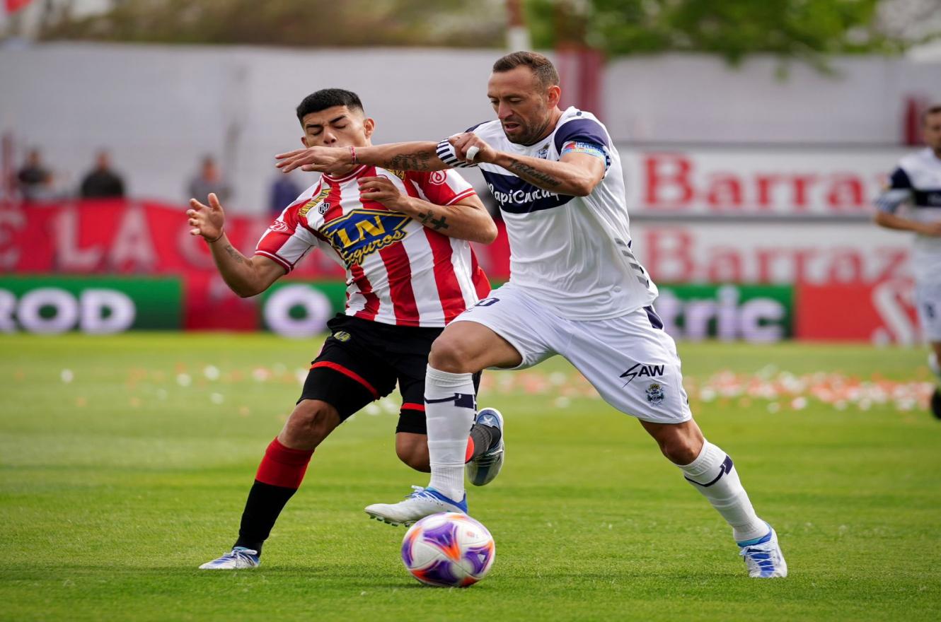 Fútbol: Gimnasia rescató un empate ante Barracas Central y espera una ayuda de Patronato