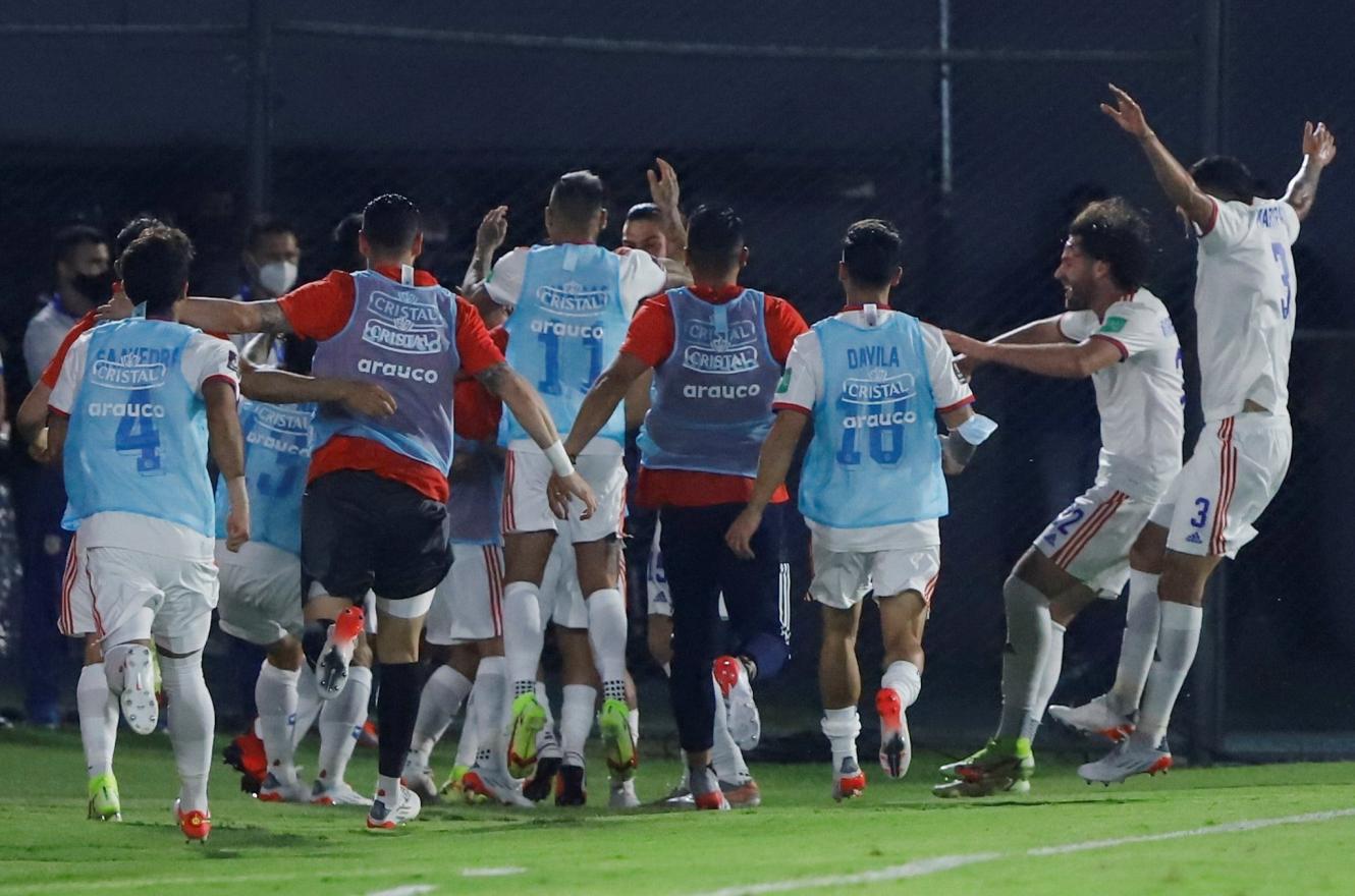Chile le ganó a Paraguay con un gol olímpico en el debut de Guillermo Barros Schelotto