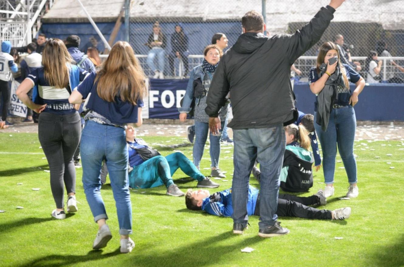 Caos en La Plata: Gimnasia-Boca, suspendido por graves incidentes