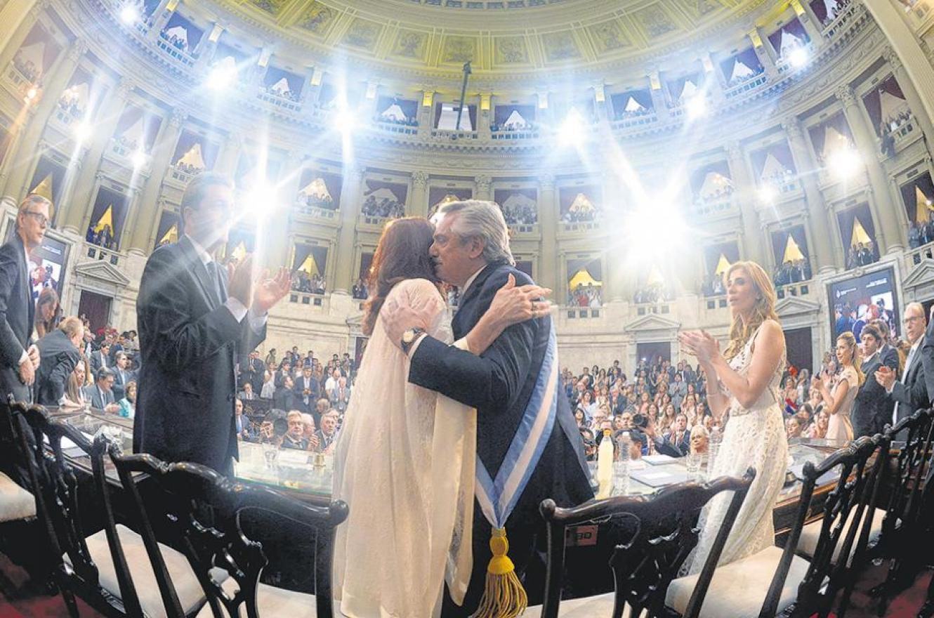 Alberto Fernández se abraza con Cristina Kirchner