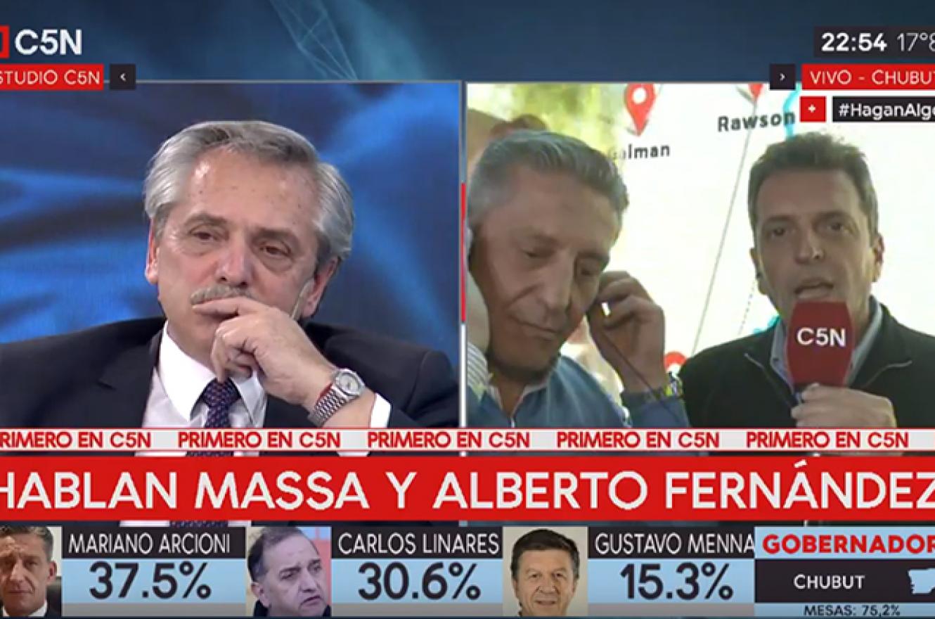 Alberto Fernández en comunicación con Massa durante el domingo electoral