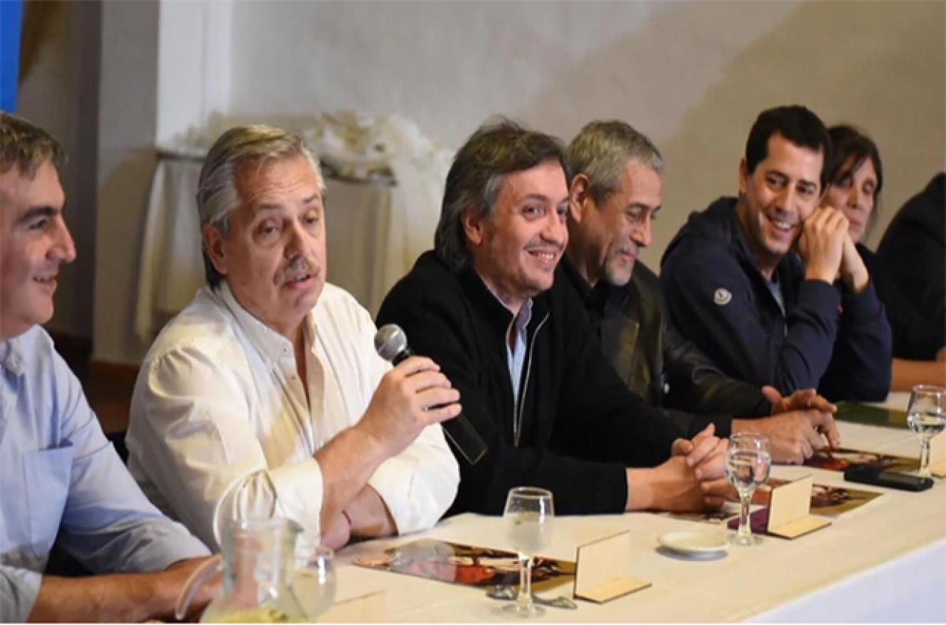 Alberto Fernández con dirigentes de La Cámpora