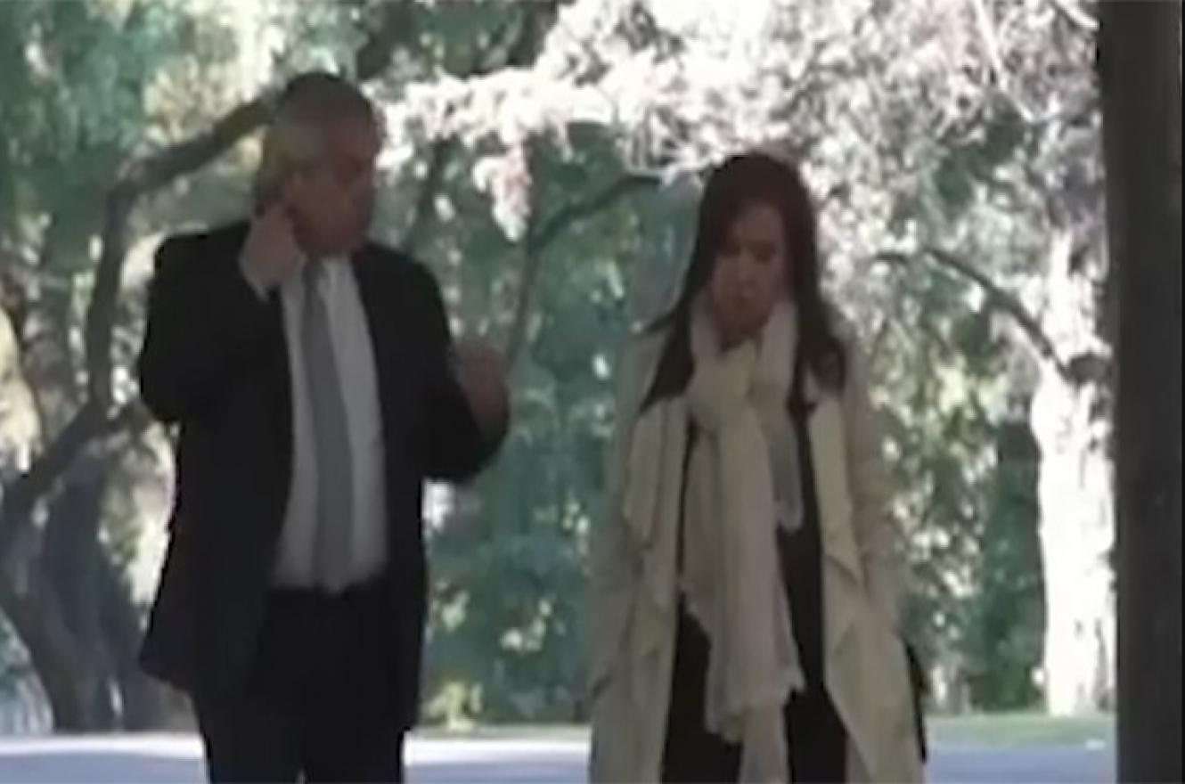 Fernández con Cristina caminando con Olivos