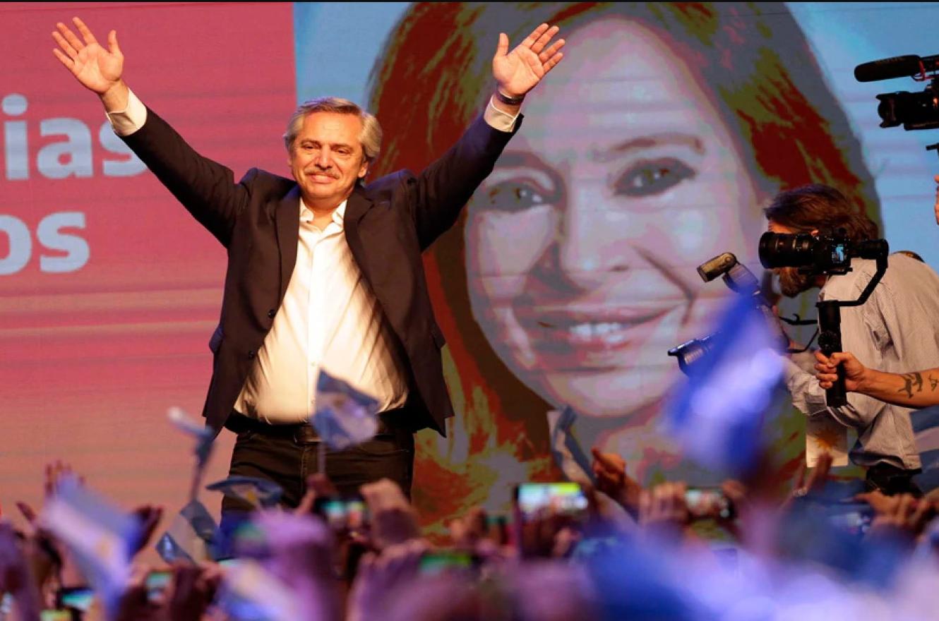 Alberto Fernández festejando