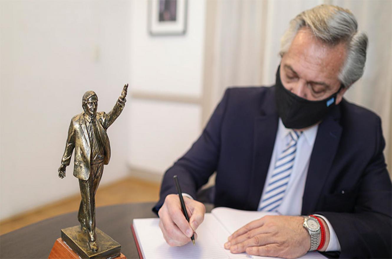 Fernández firma decreto