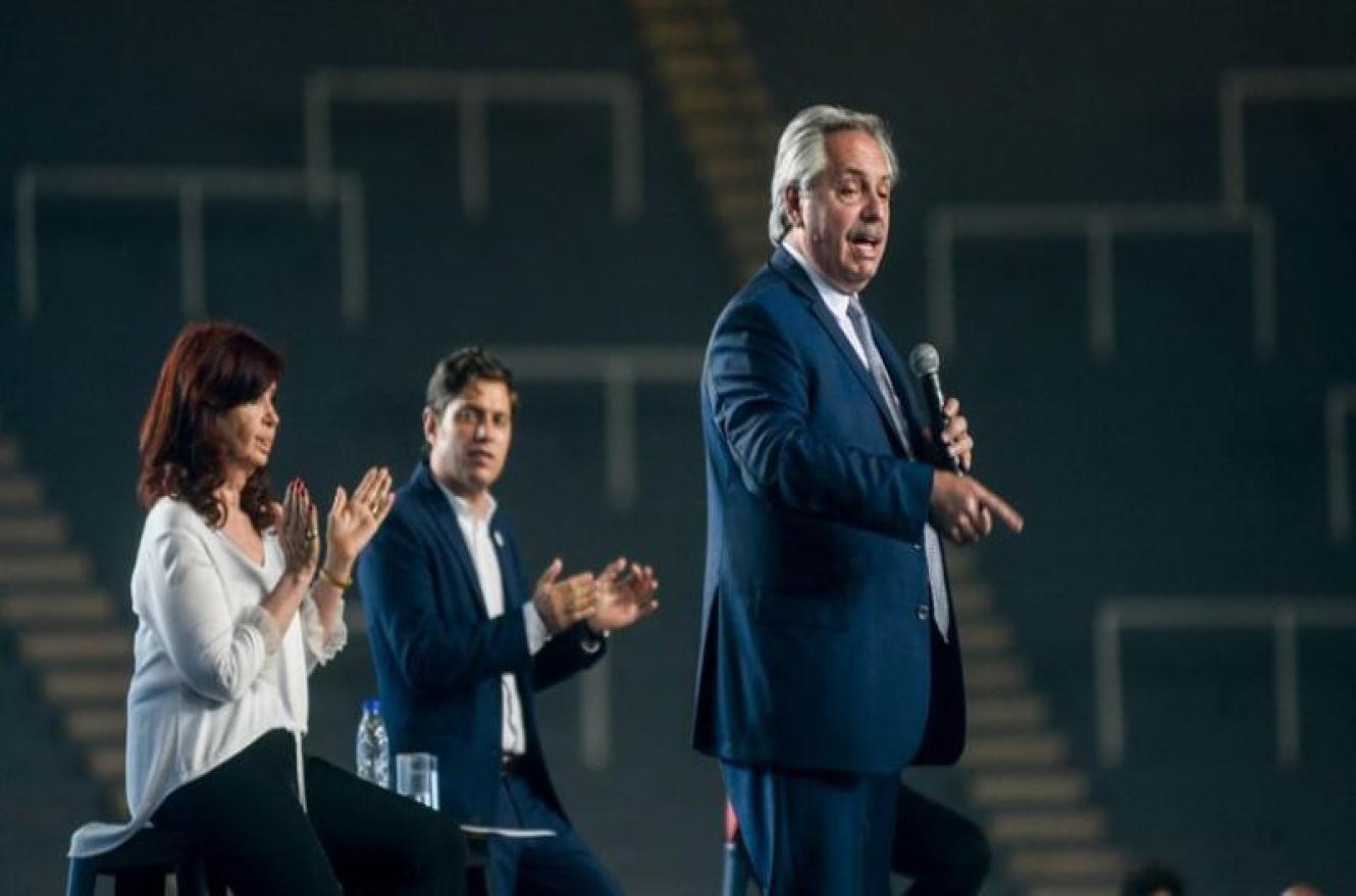 Alberto Fernández habla con Cristina y Kicillof de fondo