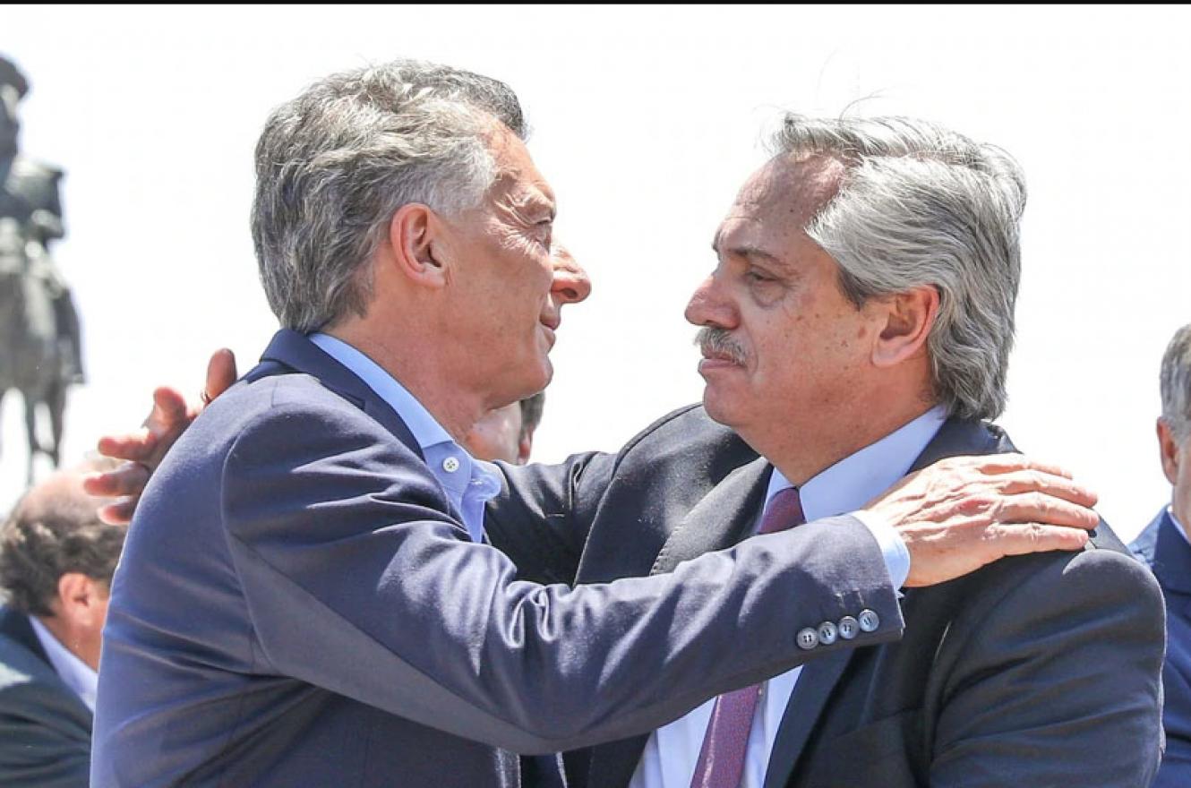 Mauricio Macri y Alberto Fernández se abrazan en Luján
