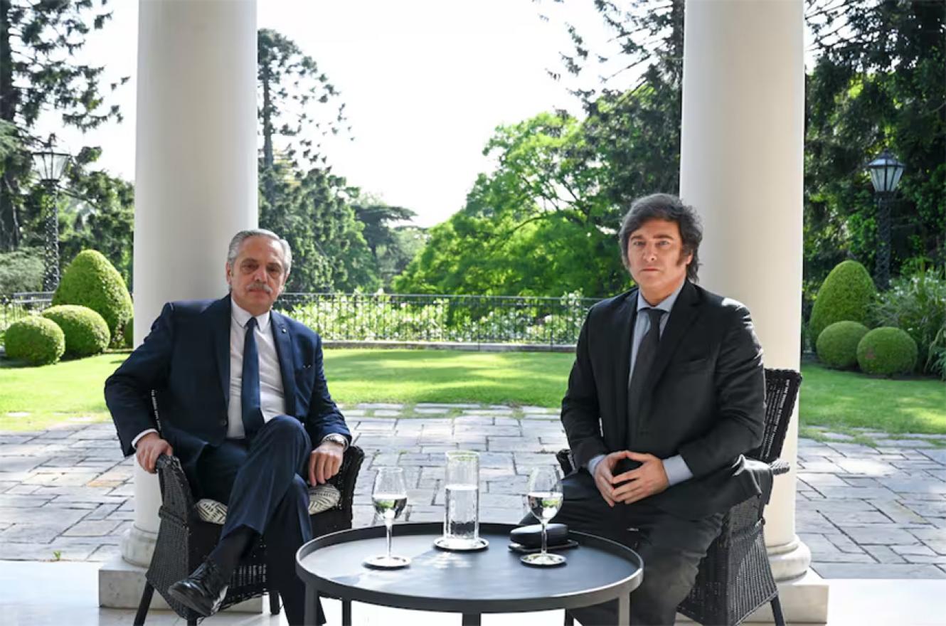 Imagen de archivo de Fernández y Milei, en la quinta de Olivos, tras la victoria electoral del líder de La Libertad Avanza.