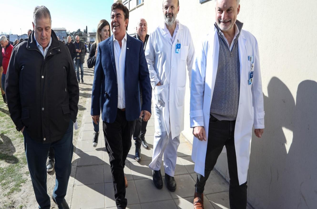 El intendente Fernando Espinoza, en una recorrida por el Hospital René Favaloro, en Rafael Castillo.