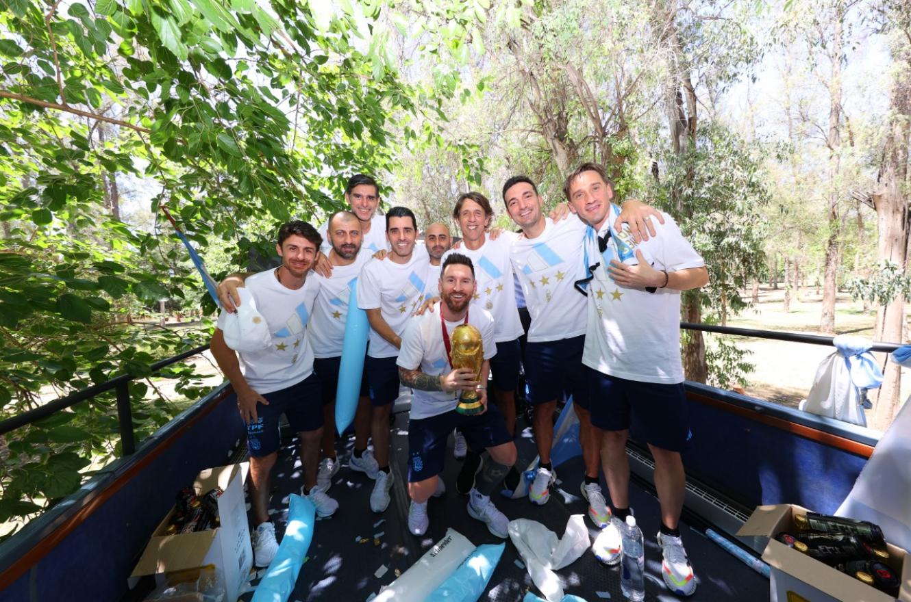 El plantel campeón del mundo se retiró de Ezeiza tras los festejos multitudinarios